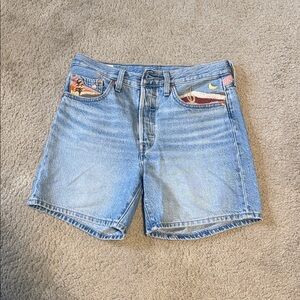 Levi’s  Denim Women's Shorts with Embroidered Pocket Detail Sz 28